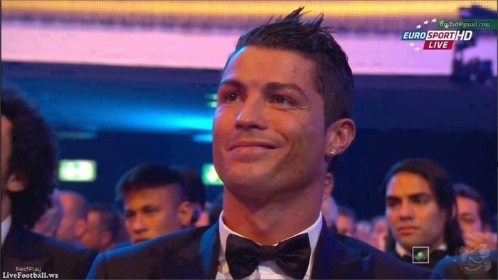 Ronaldo ngồi dưới nhếch mép cười gượng, tỏ thái độ bất phục.
